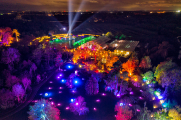 Luz en jardines a gran escala: lluminate Design ilumina los jardines de la Real Sociedad de Horticultura con más de 500 focos Cameo