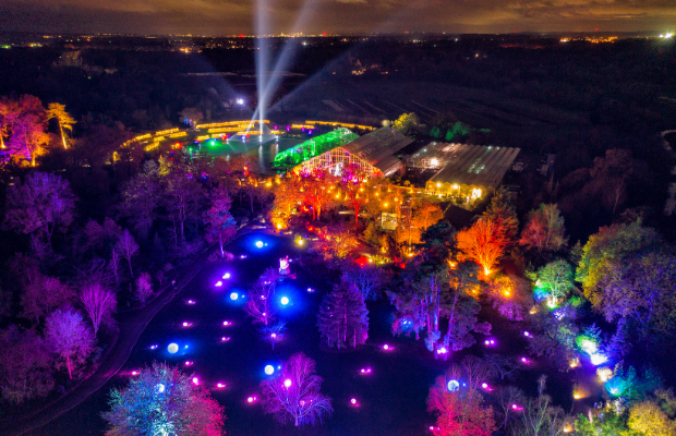 Luz en jardines a gran escala: lluminate Design ilumina los jardines de la Real Sociedad de Horticultura con más de 500 focos Cameo